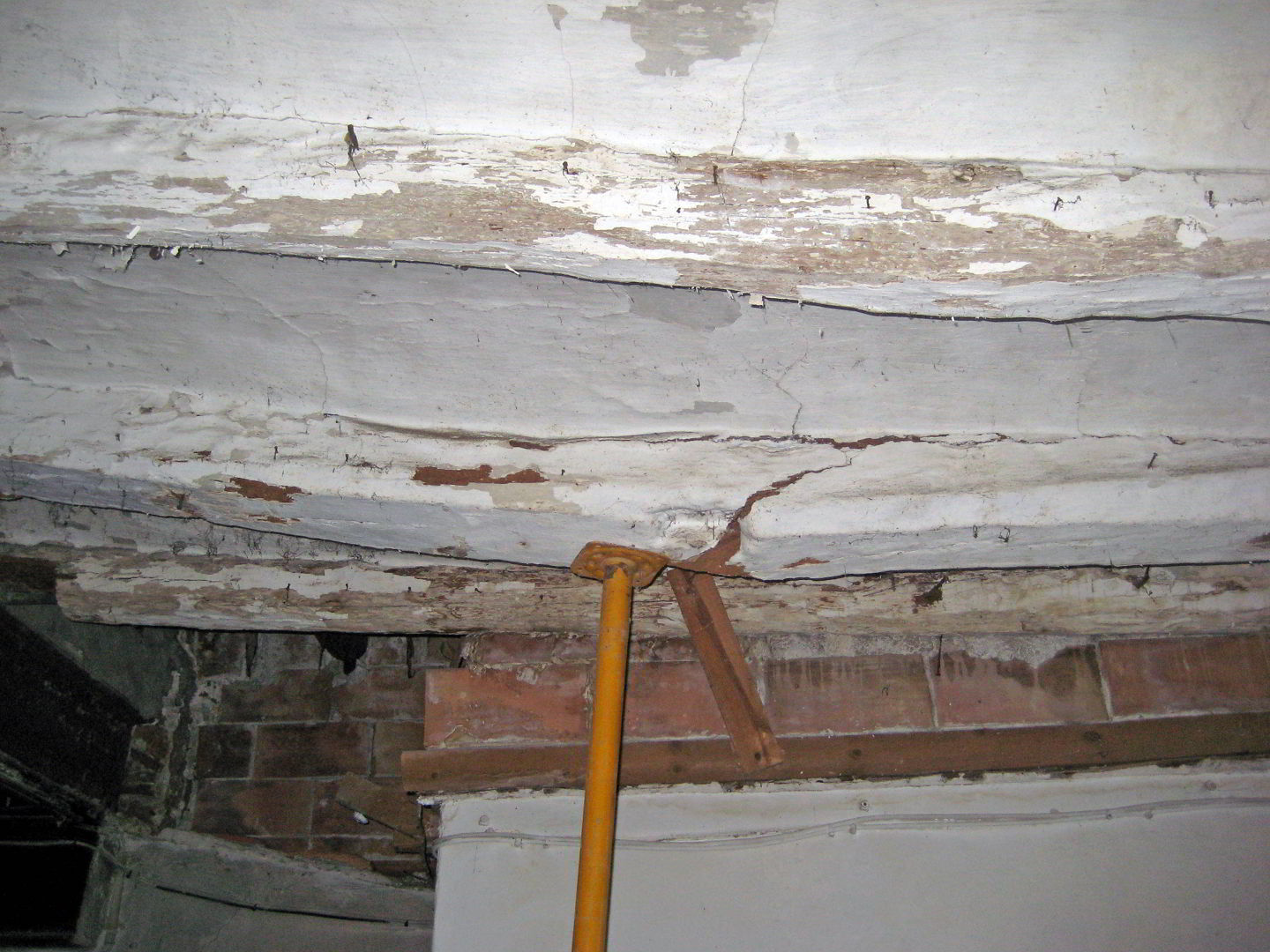 Vigas de madera con carcoma o termitas